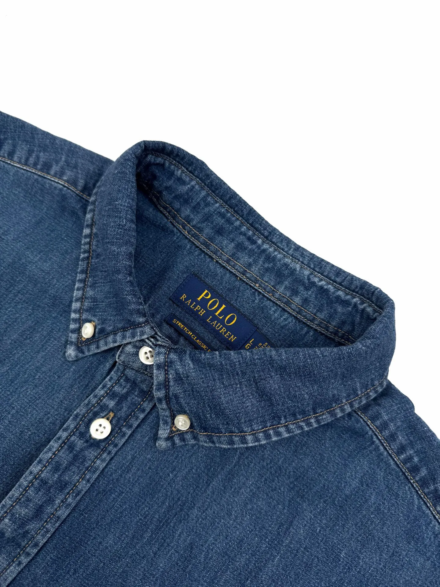 P430 Ralph Lauren colorful embroidered denim shirt. Customized thick-weave twill hoop denim. Soft and silky. Comfortable against the skin. Mist indigo. A denim poem dyed with time. The delicate colorful pony logo on the left chest jumps into indigo. It is highly recognizable. It brings an atmosphere of freedom and vitality. A symphony of pure and agile colors. The deconstructed poetics of the peak collar and placket create a lazy French atmosphere. Even walking has a designed sense of calmness. Process 1: Using imported machine embroidery technology, using advanced computer control systems and precision mechanical components to realize colorful pony embroidery operations with high precision and smooth and delicate lines. Process 2: Using multiple horse-wiping machines to rub sand in specific parts by using a high-pressure spray gun to achieve a local gradient effect, and then using frosting technology to create a unique texture pattern. The workmanship is extremely complex and time-consuming. Process 3: Using the washing and coloring process. Give priority to choosing a special desizing agent, then soak the fabric in it, evenly sizing it, and finally rinse it after desizing. The workmanship is extremely complex and the loss is high. Accessories: Customized 1:1 Ralph Lauren twist button Customized 1:1 Ralph Lauren trademark Version: Fitted version Size: S M L XL Style number: CC913